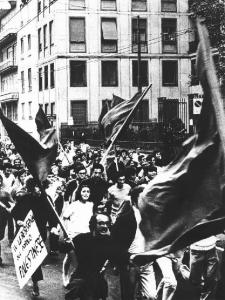 Manifestazione antifascista contro la politica americana e contro Nixon - Corteo - Manifestanti con bandiere - Cartello
