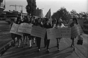 Sciopero delle lavoratrici della Ekt contro i licenziamenti - Corteo - Bandiera - Cartelli di protesta