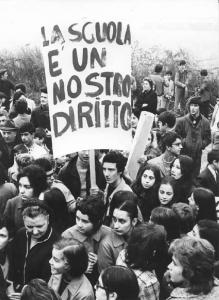 Scuola di via Verga a Cinisello Balsamo - Manifestazione e protesta di genitori e studenti - Cartello di rivendicazione