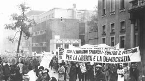Manifestazione antifascista indetta dall'Anpi per la Spagna contro il regime franchista - Corteo - Striscioni - Cartelli di solidarietà