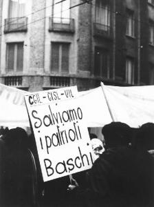 Manifestazione antifascista indetta dall'Anpi per la Spagna contro il regime franchista - Corteo - Particolare cartello di solidarietà con i baschi