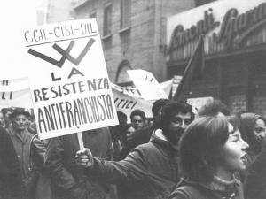 Manifestazione antifascista indetta dall'Anpi per la Spagna contro il regime franchista - Corteo - Particolare manifestante con cartello di solidarietà