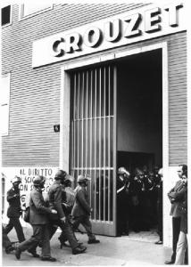 Sciopero delle lavoratrici della Crouzet - Forze dell'ordine in tenuta antisommossa davanti e dentro la fabbrica - Insegna Crouzet