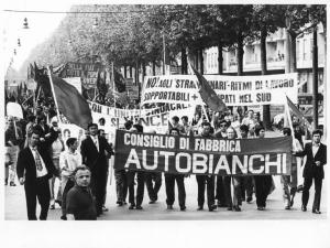 Sciopero unitario dei lavoratori metalmeccanici per la Fiat - Corteo - Spezzone lavoratori dell'Autobianchi - Striscioni - Bandiere