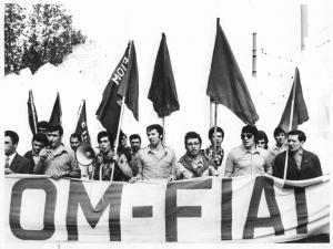Sciopero unitario dei lavoratori metalmeccanici per la Fiat - Corteo - Spezzone lavoratori della Om Fiat - Lavoratore con megafono - Striscione - Bandiere
