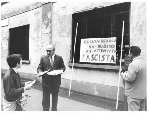 Attentato fascista alla scuola Rinascita - Volantinaggio davanti alla scuola - Cartello
