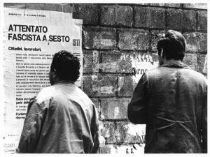 Attentato fascista al monumento alla Resistenza a Sesto San Giovanni - Operai leggono un manifesto informativo