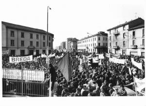 Sciopero generale a Sesto San Giovanni - Comizio davanti allo stabilimento Magneti A - Lavoratori - Striscioni - Cartelli - Bandiere