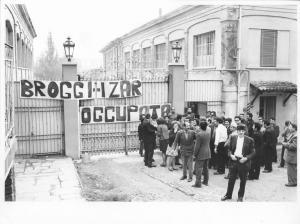 Broggi Izar - Fabbrica occupata - Lavoratori davanti ai cancelli della fabbrica - Striscione