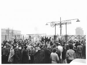 Serrata all'Autobianchi - Presidio dei lavoratori davanti ai cancelli della fabbrica - Insegna Autobianchi
