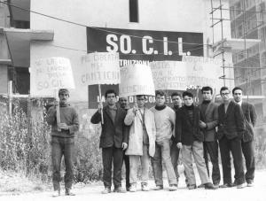 Sciopero dei lavoratori edili - Presidio degli operai della Socil davanti al cantiere - Cartelli di protesta