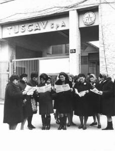 Tuscav - Occupazione della fabbrica - Foto di gruppo - Lavoratrici davanti all'ingresso della fabbrica - Volantino - Insegna Tuscav