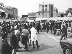 Sciopero dei lavoratori della Fiar contro i licenziamenti - Lavoratori davanti alla fabbrica bloccano la strada - Operaie con grembiule da l