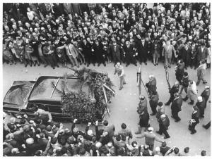 Antifascismo - Funerali di "Papà Cervi" - Carro funebre - Folla in piazza