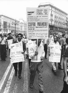 Sciopero provinciale dei lavoratori edili - Corteo in piazza Cordusio - Lavoratori con cartelli di sciopero Fillea, Filca, Feneal