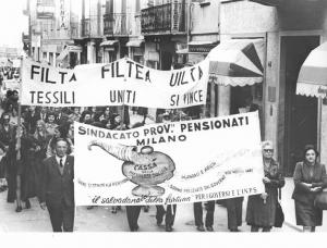 Sciopero generale in solidarietà con i braccianti - Corteo - Spezzone sindacato pensionati e lavoratori tessili - Striscioni