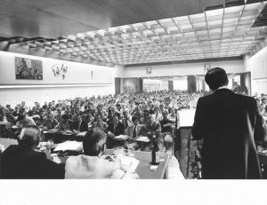 Teatro - Interno - Congresso nazionale Uilm - Panoramica sulla sala - Giorgio Benvenuto parla alla platea - Platea