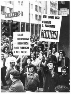 Sciopero contro l'attentato fascista al circolo "La Torretta" - Corteo dei lavoratori - Operai con tuta da lavoro - Cartelli