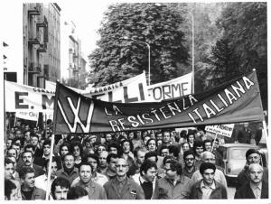 Sciopero contro l'attentato fascista al circolo "La Torretta" - Corteo dei lavoratori - Striscioni