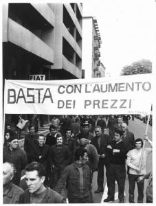 Sciopero contro l'attentato fascista al circolo "La Torretta" - Corteo dei lavoratori - Operai con tuta da lavoro - Striscione