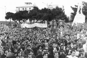Manifestazione nazionale a Reggio Calabria per il Mezzogiorno e contro il fascismo - Comizio in piazza - Folla di lavoratori - Striscione - Bandiere Fiom, Fim, Uilm