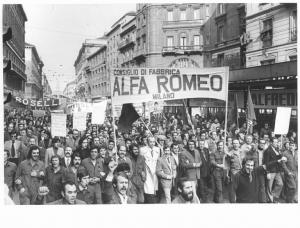 Sciopero regionale per le riforme e lo sviluppo economico - Corteo in via Dante - Operai con tuta da lavoro - Spezzone lavoratori della Alfa Romeo - Striscioni - Cartelli - Bandiere