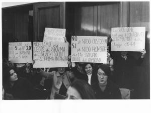Consiglio regionale - Interno - Manifestazione per gli asili nido - Donne mostrano cartelli