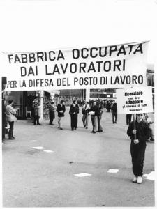 Superbox - Fabbrica occupata per la difesa del posto di lavoro - Cancello di ingresso della fabbrica - Striscione - Bambino con cartello