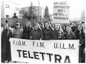 Manifestazione in solidarietà con i lavoratori della Superbox per la difesa del posto di lavoro - Corteo - Spezzone lavoratrici della Telettra - Striscione - Cartelli