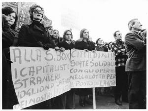 Manifestazione in solidarietà con i lavoratori della Superbox per la difesa del posto di lavoro - Comizio davanti alla fabbrica occupata - Lavoratrici con cartelli