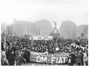 Sciopero generale nazionale per le riforme e per il contratto - Lavoratori della Om Fiat in piazza Cairoli - Striscioni - Bandiere - Monumento a Garibaldi
