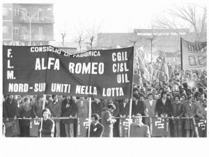 Sciopero nazionale dei lavoratori metalmeccanici per il rinnovo del contratto - Corteo - Spezzone lavoratori dell'Alfa Romeo - Striscioni - Bandiere Flm
