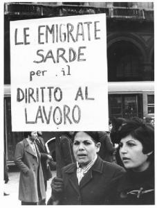 Manifestazione 8 marzo per la giornata internazionale della donna - Corteo - Donna sarda con cartello per il diritto al lavoro