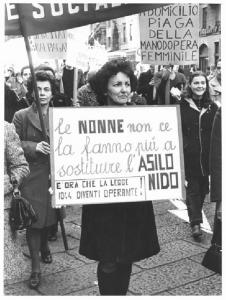 Manifestazione 8 marzo per la giornata internazionale della donna - Corteo - Donna con cartello in difesa degli asili nido