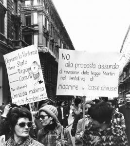 Manifestazione 8 marzo per la giornata internazionale della donna - Corteo - Donne con cartelli in difesa della scuola materna e contro la revisione della legge Merlin - Mimosa