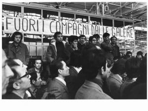 Alfa Romeo di Arese - Capannone - Interno - Assemblea permanente dei lavoratori contro l'arresto di tre operai dell'Alfa Romeo - Lavoratori all'assemblea - Striscione