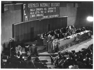 Teatro - Interno - Assemblea nazionale dei delegati Flm - Palco - Tavolo della presidenza - Parola d'ordine - Bandiera Flm