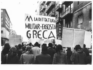 Manifestazione di studenti e lavoratori per la Grecia - Corteo - Cartello contro la dittatura militar-fascista greca