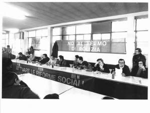 Ferrotubi - Interno - Assemblea dei lavoratori con il movimento studentesco - Tavolo della presidenza con tra gli altri Annio Breschi - Striscione "No al fermo di polizia" - Bandiera Flm