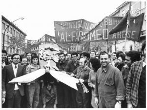 Manifestazione alla Sit Siemens contro i provvedimenti dell'azienda nei confronti dei lavoratori (44 denunciati) - Lavoratori dell'Alfa Romeo in solidarietà con i lavoratori della Sit Siemens - Operai con tuta da lavoro - Striscioni