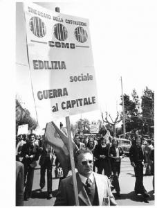 Sciopero nazionale dei lavoratori edili - Corteo - Lavoratore di Como con cartello - Bandiera