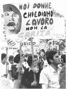 Sciopero dei lavoratori della Omsa - Manifestazione nazionale a Milano - Corteo - Donne con cartelli