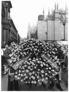 Funerali di Graziella Bortolon - Corteo in piazza del Duomo - Corona di fiori dei lavoratori metalmeccanici - Il Duomo con impalcature