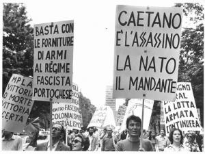 Manifestazione in solidarietà con le colonie portoghesi - Corteo - Manifestanti con cartelli