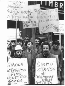 Sciopero dei lavoratori della impresa Girola per la mensa - Presidio - Ritratto di gruppo - Lavoratori con cartelli di protesta