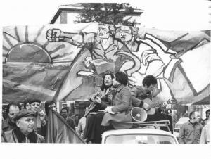 Sciopero generale - Corteo dei lavoratori - Manifestanti sul tetto di un auto con chitarra e microfono - Striscione - Bandiera