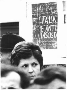 Fiaccolata antifascista in commemorazione di 7 partigiani - Comizio - Ritratto femminile - Donna - Cartello