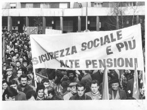 Sciopero generale - Corteo dei lavoratori - Striscione sulla sicurezza sociale e le pensioni - Bandiere