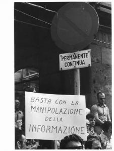 Sciopero dei lavoratori poligrafici per la riforma della stampa - Comizio in piazza Mercanti - Lavoratori - Cartello sulla manipolazione dell'informazione