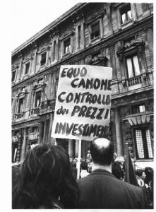 Sciopero unitario contro il carovita - Presidio davanti al Comune, a Palazzo Marino - Lavoratore con cartello